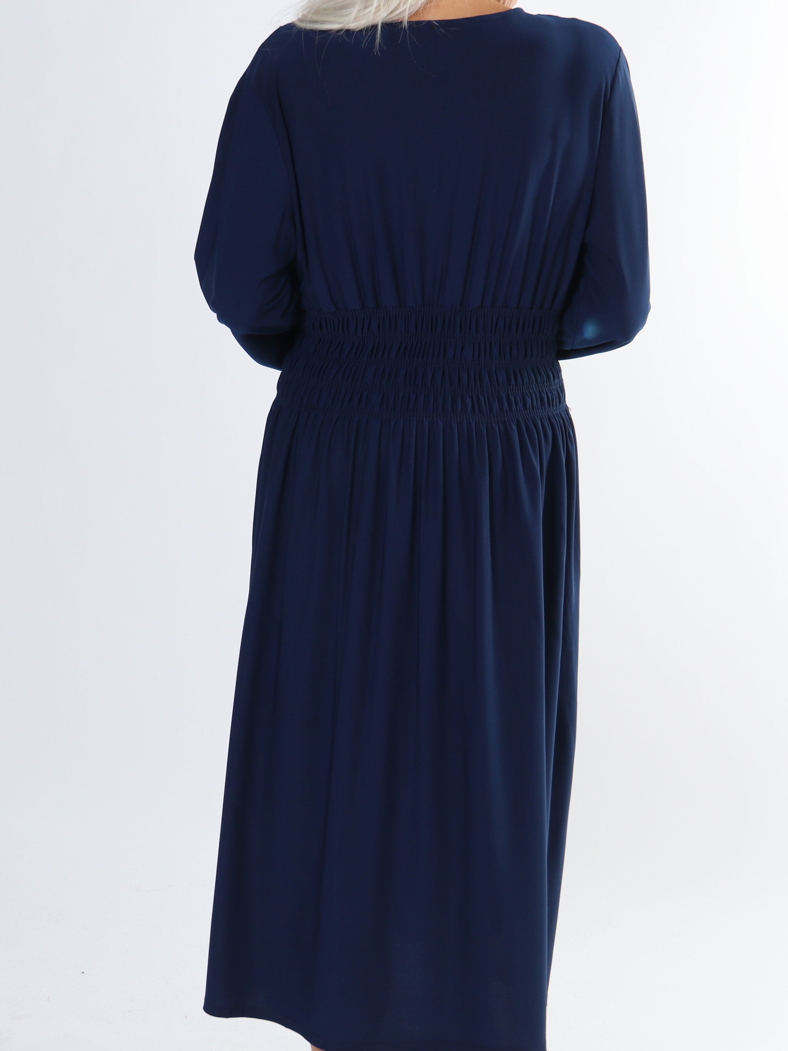 Pams Plain Midi L/S - Elastisk klänning i plus size med smock